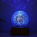 Lâmpada LED decorativa em forma de bola com efeitos luminosos estrelados azuis. Perfeita para decoração interior ou como objeto científico luminoso.