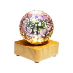 Bola de neve em vidro com motivos de corações luminosos, colocada sobre uma base de madeira, ideal para decoração científica ou romântica.