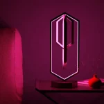 Lâmpada decorativa em forma de diamante rosa néon, ideal para um ambiente moderno e colorido em uma sala.