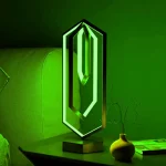 Lâmpada LED em forma de diamante, iluminação verde viva, decoração moderna para interior, ambiente futurista, ideal para sala ou quarto.