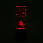 Garrafa de lava luminescente vermelha no escuro, com bolhas de gás visíveis no interior, criando um efeito visual cativante.