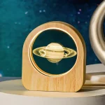 Lâmpada Saturno em madeira com iluminação LED, decoração científica moderna.