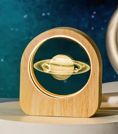 Lâmpada Saturno em madeira com iluminação LED, decoração científica moderna.
