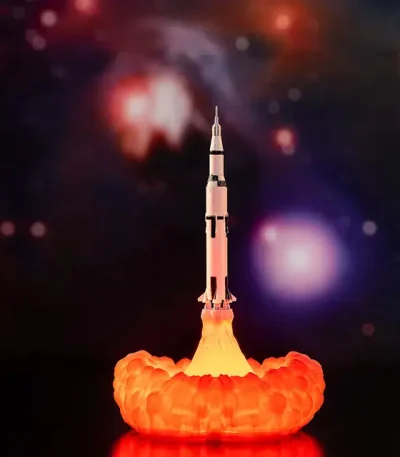 Foguete em lançamento com explosão de fumaça laranja, ilustrando uma experiência científica ou um modelo reduzido de foguete em um contexto educativo ou decorativo.