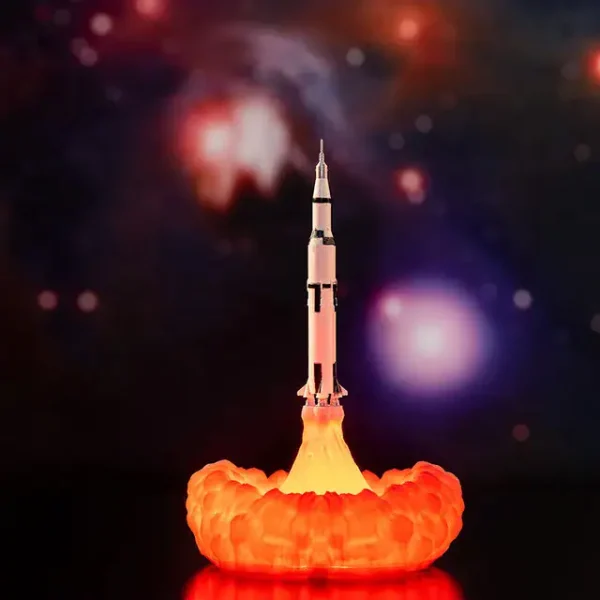 Foguete em lançamento com explosão de fumaça laranja, ilustrando uma experiência científica ou um modelo reduzido de foguete em um contexto educativo ou decorativo.