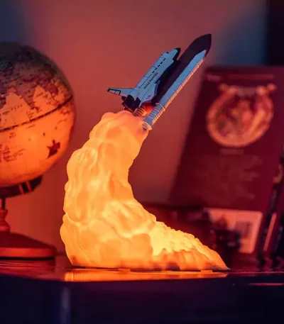 Nave espacial em lançamento com efeito de chama luminosa, decoração científica para um interior moderno e educativo.