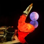 Modelo de nave espacial em lançamento com uma trilha de chamas laranja vivo, diante de um planeta lunar luminoso, criando uma cena espacial futurista e imaginativa.