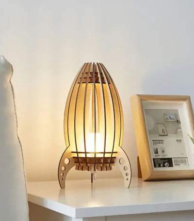 Lâmpada de mesa em madeira com design moderno e iluminação quente, ideal para um espaço de trabalho ou de leitura.