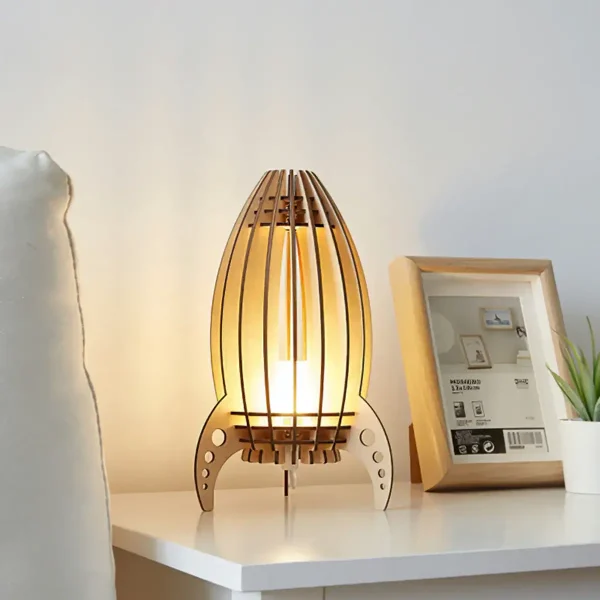 Lâmpada de mesa em madeira com design moderno e iluminação quente, ideal para um espaço de trabalho ou de leitura.