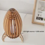 Lâmpada em madeira com estrutura em lâminas, equipada com uma fonte de luz LED e uma tomada USB para carregar ou conectar dispositivos. Ideal para decoração moderna e funcional.