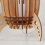 Púlpito científico em madeira com estrutura em várias camadas, ideal para decoração de escritório ou espaço educativo, aliando estética e funcionalidade.