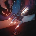 Lâmpada decorativa em forma de pistola a vapor com lâmpadas acesas, ideal para uma decoração industrial ou científica.