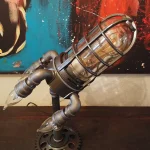 Pistola decorativa steampunk em metal com elementos de vidro e tubos de cobre, inspirada na ficção científica e na estética industrial. Perfeito para decoração interior ou como peça de coleção.