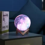 Lâmpada lua 3D com suporte em madeira, ideal para decoração interior, ambiente relaxante e atmosfera noturna, representando a superfície da lua com detalhes realistas.
