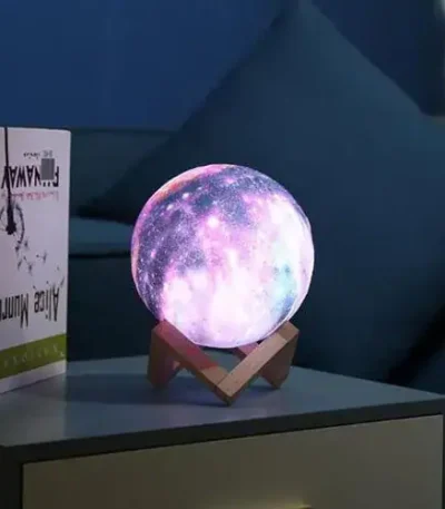 Lâmpada lua 3D com suporte em madeira, ideal para decoração interior, ambiente relaxante e atmosfera noturna, representando a superfície da lua com detalhes realistas.
