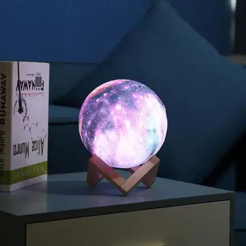 Lâmpada lua 3D com suporte em madeira, ideal para decoração interior, ambiente relaxante e atmosfera noturna, representando a superfície da lua com detalhes realistas.