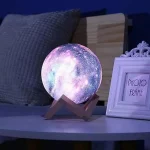 Lâmpada de lua 3D com suporte em madeira, decoração de ambiente para quarto ou sala, luz suave e calmante, objeto científico decorativo.