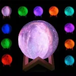 Lâmpada lua LED multicolorida com suporte em madeira, ideal para decoração científica ou ambiente relaxante. Iluminação brilhante e mutável para uma atmosfera única.