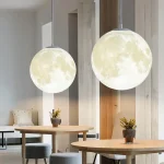 Lâmpada suspensa em forma de lua para decoração interior.
