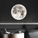 Decoração de parede com uma grande lua luminosa, trazendo um ambiente relaxante e misterioso ao espaço. Perfeita para um interior moderno ou científico.
