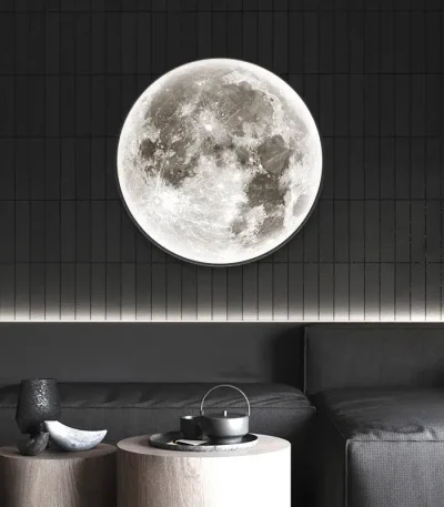 Decoração de parede com uma grande lua luminosa, trazendo um ambiente relaxante e misterioso ao espaço. Perfeita para um interior moderno ou científico.