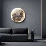 Lâmpada de parede em forma de lua com iluminação LED integrada, ideal para uma decoração interior moderna e elegante.