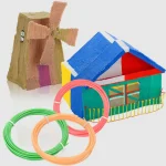 Mini casa em madeira com moinho de vento e aros coloridos para decoração científica ou educativa.
