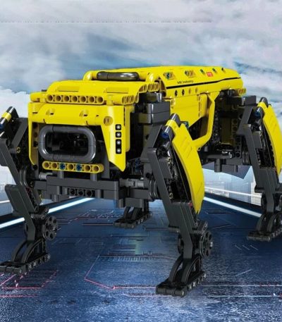 Veículo robô LEGO em amarelo com quatro patas articuladas, projetado para ciência e tecnologia. Perfeito para decoração ou aprendizagem científica.