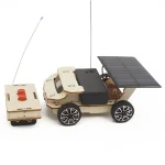 Robô solar educativo com controle remoto, painel solar, rodas em plástico, componentes eletrônicos visíveis, concebido para o aprendizado de robótica e energia solar.