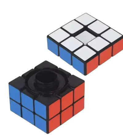 Cubo Rubik's clássico com faces coloridas em branco, vermelho e azul, usado para jogos de reflexão e lógica.