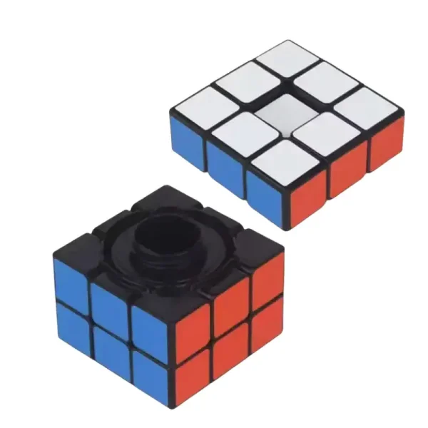 Cubo Rubik's clássico com faces coloridas em branco, vermelho e azul, usado para jogos de reflexão e lógica.