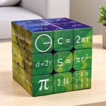 Cubo educativo com fórmulas matemáticas e científicas, ideal para a aprendizagem lúdica das ciências.