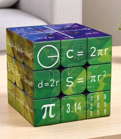Cubo educativo com fórmulas matemáticas e científicas, ideal para a aprendizagem lúdica das ciências.