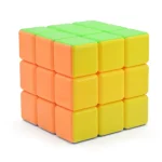 Cubo de Rubik com cores vivas, perfeito para decoração de escritório ou espaço científico.
