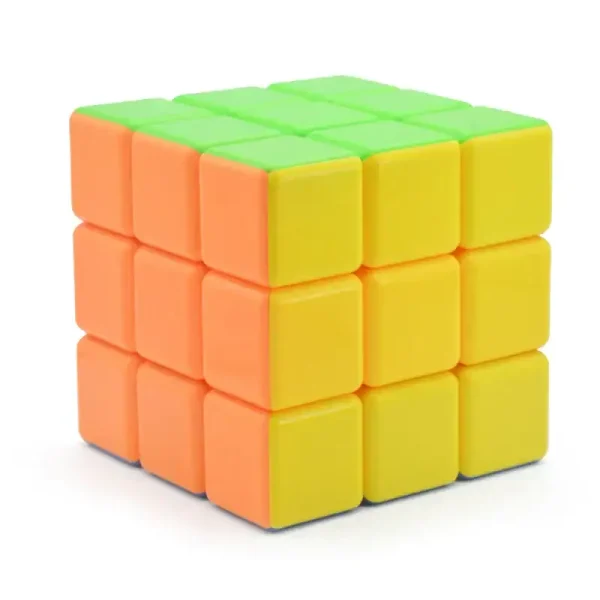Cubo de Rubik com cores vivas, perfeito para decoração de escritório ou espaço científico.