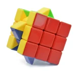 Cubo Rubik's colorido com peças vermelhas, amarelas, verdes e azuis, em posição de rotação, ilustrando um desafio de lógica e puzzle.