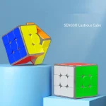 Dois cubos luminosos, um cubo de Rubik clássico com faces brancas e verdes, e um cubo luminoso colorido com faces azuis, amarelas, laranja e vermelhas, colocados sobre plataformas azuis.