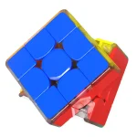 Um cubo de Rubik multicolorido com peças azuis, vermelhas, amarelas e verdes, apresentado em ângulo para destacar suas cores vivas e formas geométricas.