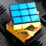 Cubo Rubik metálico azul e dourado, brinquedo de quebra-cabeça científico, perfeito para decoração e estimulação mental.
