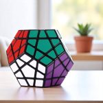 Cubo de Rubik geométrico colorido, decoração científica moderna, sobre uma mesa de madeira com uma planta ao fundo.