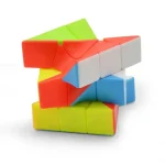 Puzzle em cubos coloridos para decoração e entretenimento, ideal para estimular o raciocínio e a criatividade.