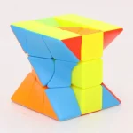 Puzzle cubo de plástico multicolorido com formas geométricas, ideal para estimular a lógica e a concentração.