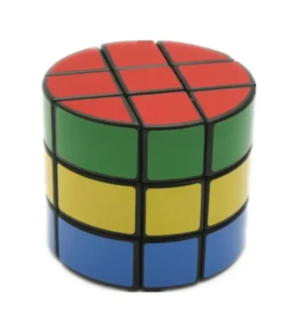 Cubo de Rubik multicolorido, perfeito para decoração de escritório ou espaço científico, combinando diversão e raciocínio lógico.