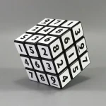 Cubo numérico 3x3 com números pretos sobre fundo branco, usado como objeto decorativo ou educativo, ilustrando a ciência e a lógica.