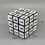 Cubo puzzle numérico com números de 1 a 9 em cada face, dimensões 5,7 cm, ideal para decoração científica ou como objeto educativo.