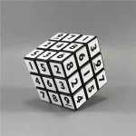 Cubo puzzle preto e branco com números e letras, decoração de estilo científico ou educativo.