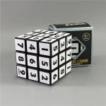 Cubo puzzle numérico 3x3 com números pretos e brancos, destinado a crianças de 6 anos ou mais, ideal para estimular a lógica e o raciocínio.