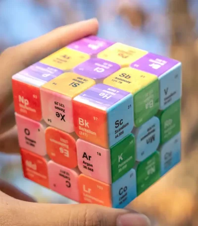 Cubo da tabela periódica dos elementos com cores vivas e símbolos químicos.