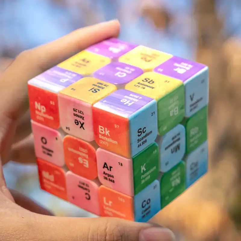 Cubo da tabela periódica dos elementos com cores vivas e símbolos químicos.