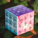 Cubo educativo representando a tabela periódica dos elementos químicos, com símbolos e números atômicos visíveis, ideal para decoração científica ou aprendizagem.